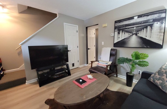 Timberlake Rd 7 mins to L.U. Terrific Townhome