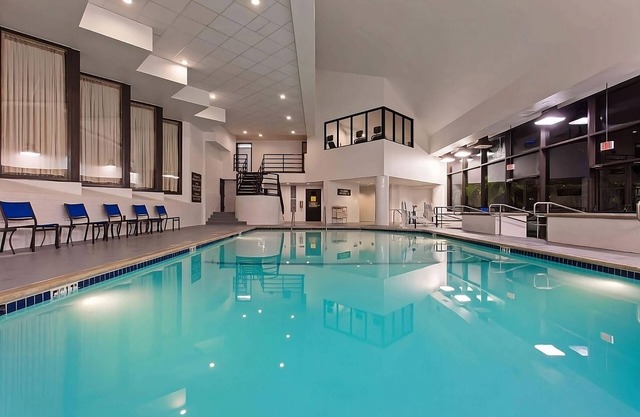Time for a Delightful Getaway! Airport Shuttle, Pool & Jacuzzi, Pet Friendly
