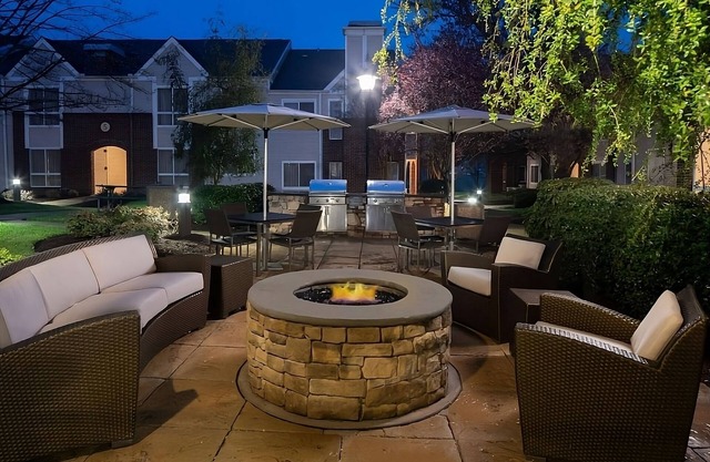 Time To Relax in Your Suite! Full Kitchen, Outdoor Pool, Free Breakfast