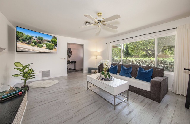 Timeless 4BR Oasis: Poolside Relaxation and Jacuzzi Comfort House in Loma Linda