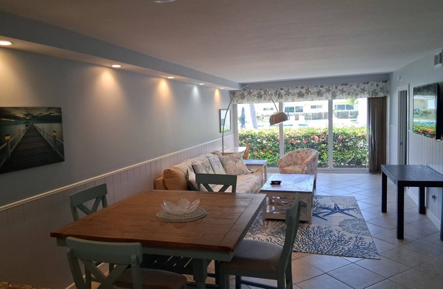 Tin City Condo walk to downtown bike to beach 2/2