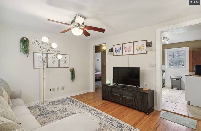 Tiny and cozy home in the heart of Champaign. Free Parking and Pet Friendly!