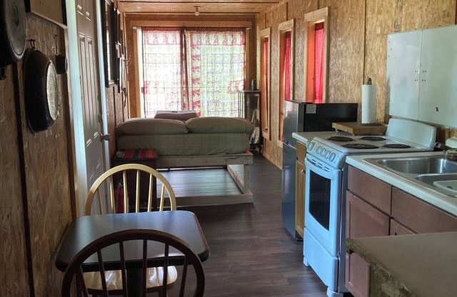 Tiny Bungalow nestled in forest! 20 minutes from downtown San Antonio!