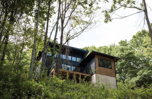 Tiny Home Getaway 4 mile drive to DT w/Hot Tub