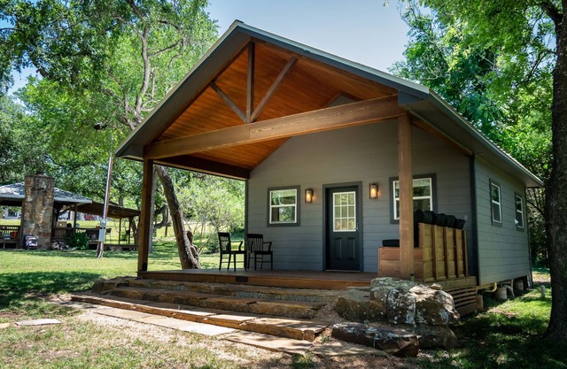 Tiny Home in Canyon Lake 5 mins to Lake & River, Prime Area, Pet Friendly
