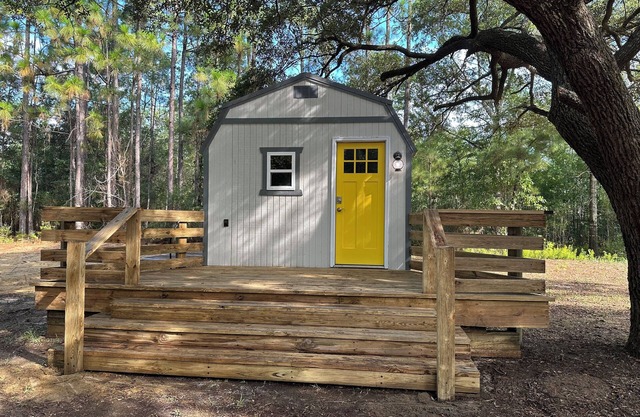 Tiny house 1 bedroom on 12 Acre horse farm