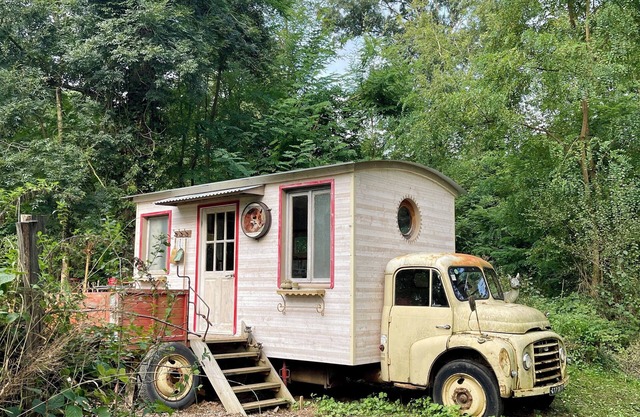 Tiny house in the forest: Camionettli Enchantee for relaxing moments in nature!