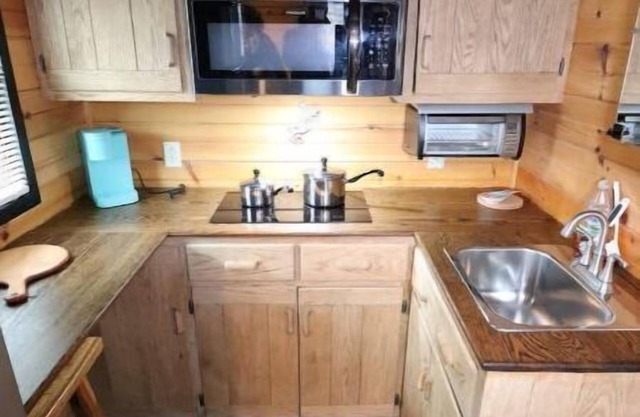 Tiny house on the creek! Pocono Mountain Escape!