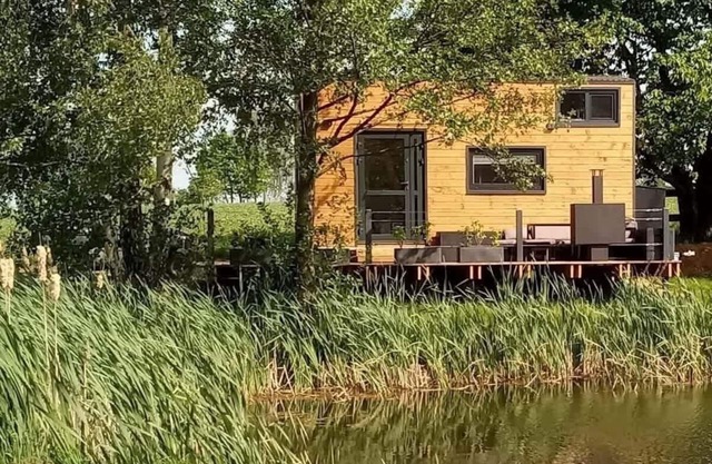 TinyHouse in the best secluded location directly on the natural pond: large terr
