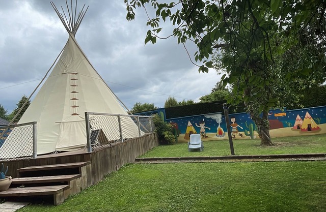 Tipi sleeps 8 - bathroom wc and private garden