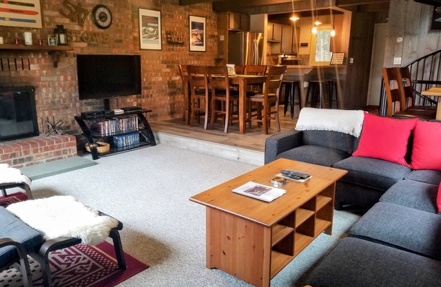 TIPS UP TOWNHOME-4BD 2.5BA-IDEAL STOWE LOCATION-5MI TO MOUNTAIN-3MI TO DOWNTOWN