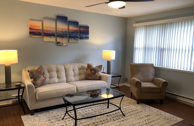 Tis' Time Getaway. Just a few blocks from beautiful Lake Erie!