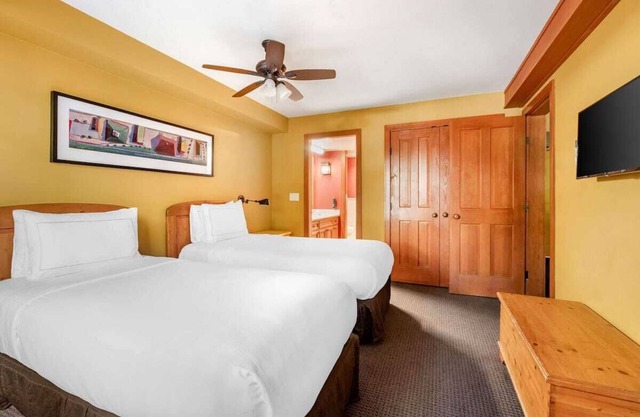 tnLuxurious 2 bedroom family aptt. in a ski resort Whistler BC - upper village