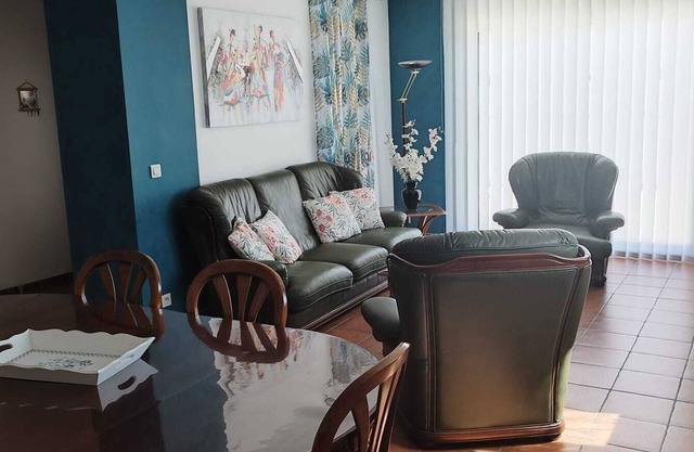 To rent villa with swimming pool for 6 people close to shops and beaches