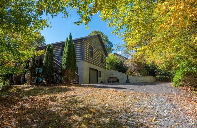 Todd Cottage in the woods - Fire pit - Basketball Hoop - Beautiful wooded setting