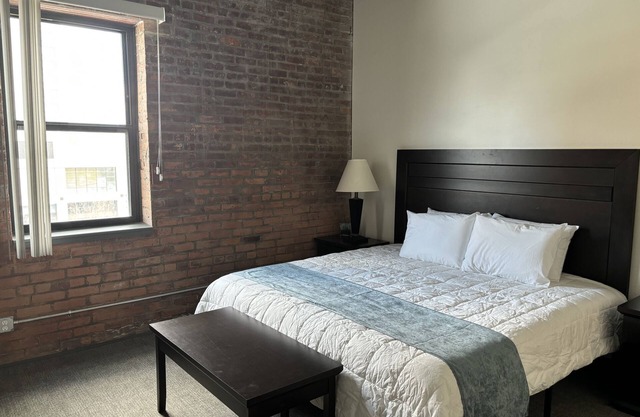 Toledo Tranquility: Luxe 2-Bed Retreat - Your Perfect Stay Awaits! ADA compliant