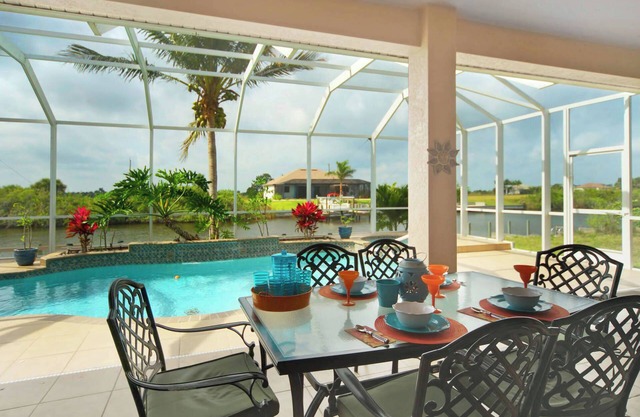 Tommy Bahama-style electric-heated pool home on Gulf-access canal - Villa Ellis