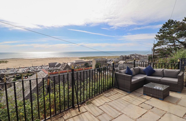 TONNAU YR OLEU OR “ WAVES OF LIGHT”, pet friendly in Barmouth