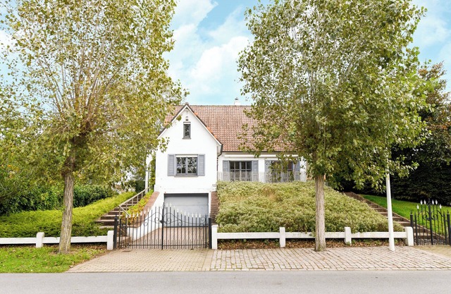 Top coastal villa with location close to beach