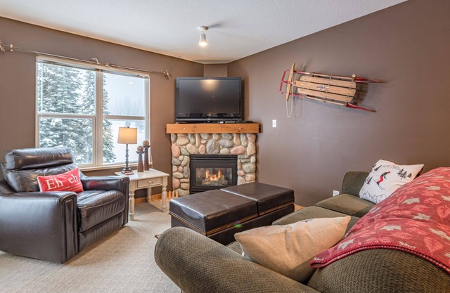Top Floor, Very Quiet, Slopeside Creekside Condo - 5 minute walk to village!
