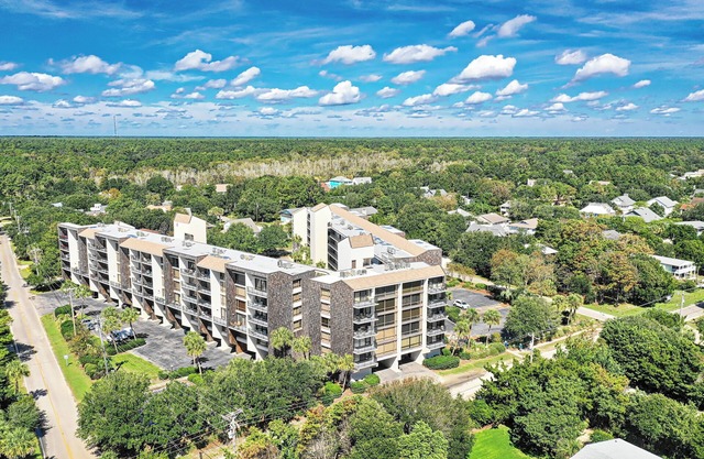 Top Floor Condo Across from Beach Access, Balcony, Pool, Grill Area, Elevator
