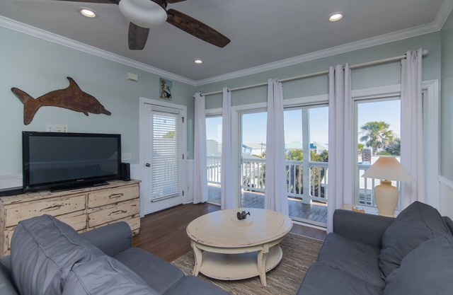 Top Floor Condo w/Free Pool Access; Direct Beach Access; Cable TV/WiFi Access