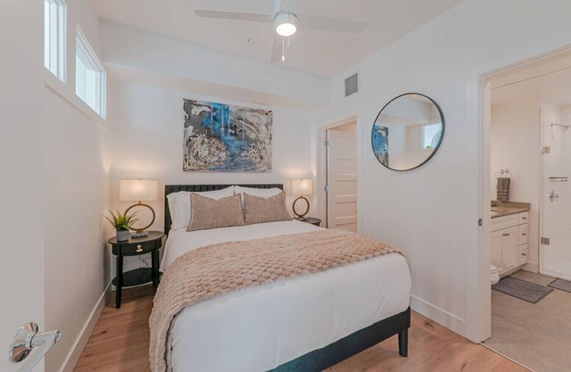 Top floor Deluxe 1BR Pool/Gym/Htub/Bowling + More!