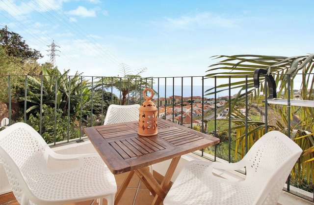 Top floor in 'Casa Amarela' with sea & mountain views, WLAN, garden & parking space