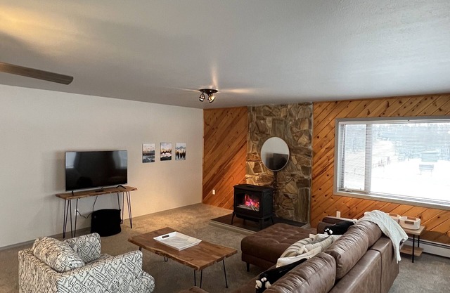 Top Floor Lakefront Condo with Mountain Views!