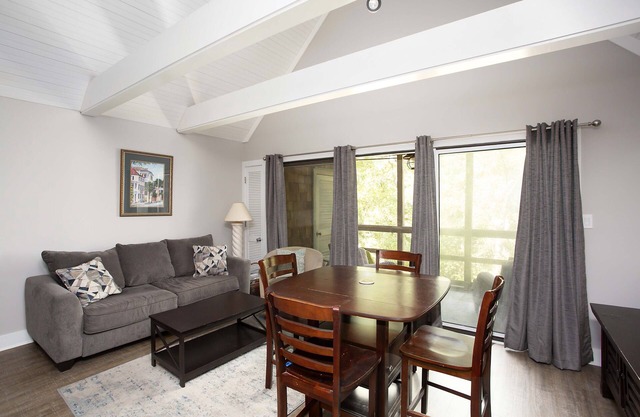 Top floor Seascape Villa, Steps to Beach, Small Dog Welcome