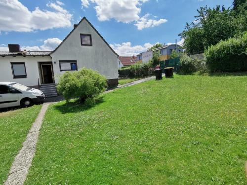 Top Komfort Ferienhaus mit umzäunten 1000qm Garten, Küche, Bad, Wohnzimmer, 4 Schlafzimmer, 8 Betten, Top Lage in Kassel, so privat wie zu Hause, ideal für Familien mit Kinder, Gratis Parkplätze