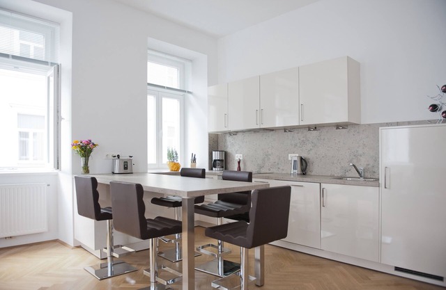 Top location, sunny apartment with 2 bathrooms