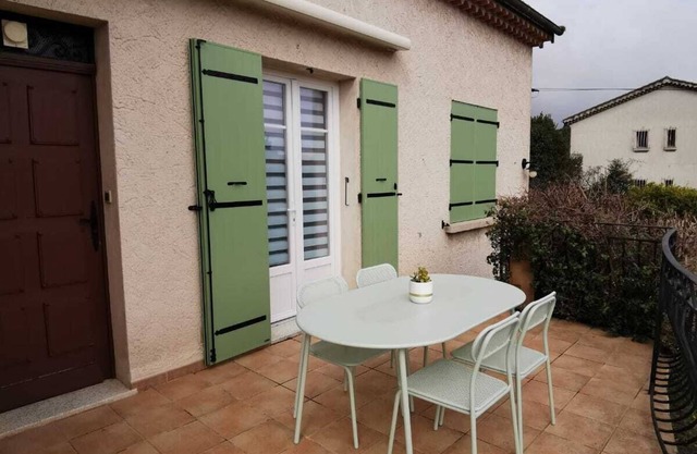 Top of villa, quiet, close to all amenities