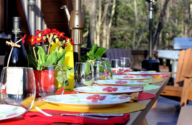 Top Rated Chalet, Huge Deck, Hot Tub and Fire Pit, Close To All