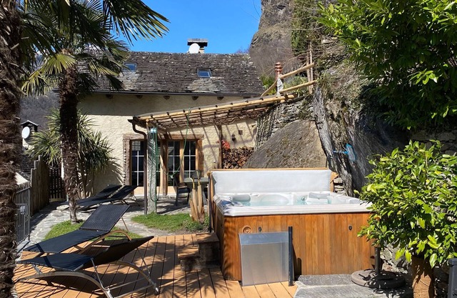 Top rustico with heated outdoor whirlpool and sauna