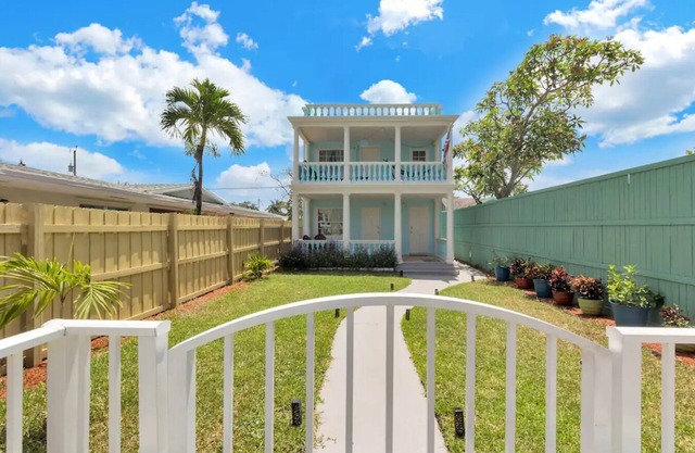 Top SkyBlue Cottage Near Downtown and Beach