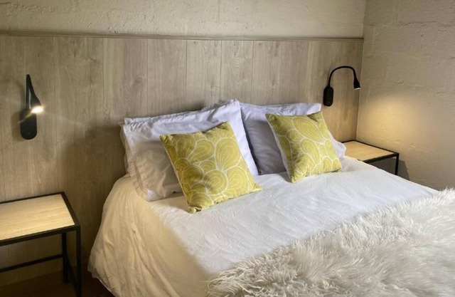 Top Spot! 2BR Lodge for 6 - Jacuzzi, Kayak and more