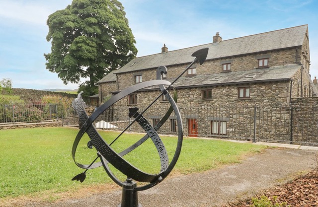 TOPTHORN BARN, pet friendly, character holiday cottage in Kendal