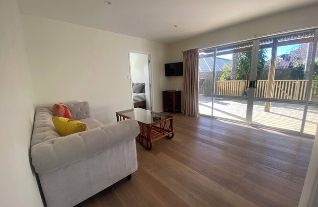 Torbay by the sea- self contained with parking, outdoor area and transport links