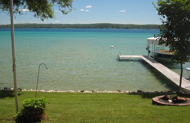 Torch Lake Lakefront Cottage With Large Boat Lift ~ Includes Kayaks!