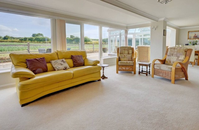 Tormead Lodge - Four Bedroom House, Sleeps 8