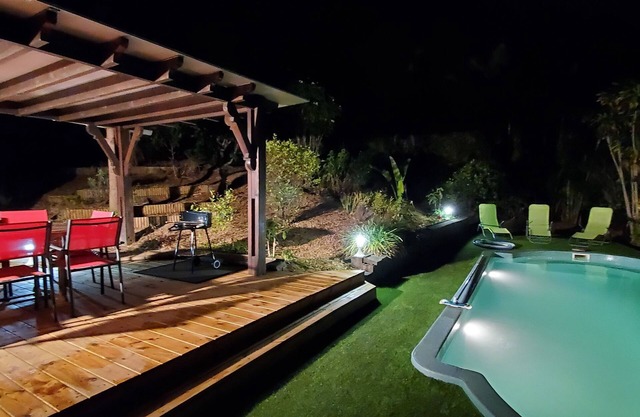 TOTALLY INDEPENDENT FAMILY HOUSE WITH POOL