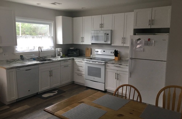 Totally renovated cottage (no prom groups) - 5 min walk to the beach