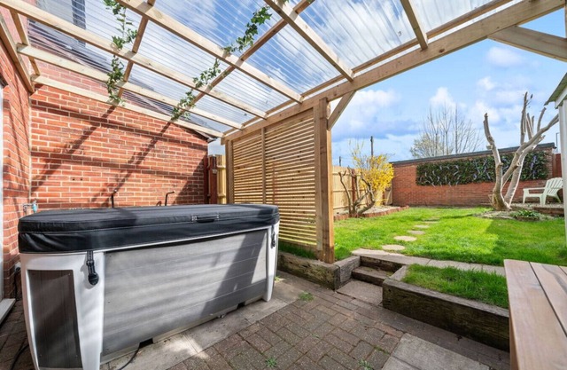 Totton hideaway with garden & hot tub