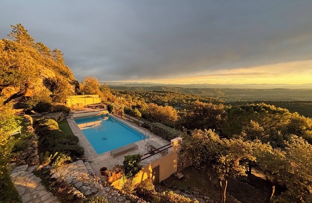 TOURTOUR BREATHTAKING VIEWSnOUTDOOR SAUNA AND JACUZZI