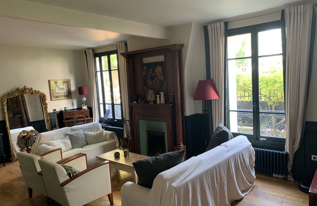 Town house with patio and terrace, Eiffel Tower 5 km away. Pets welcome.