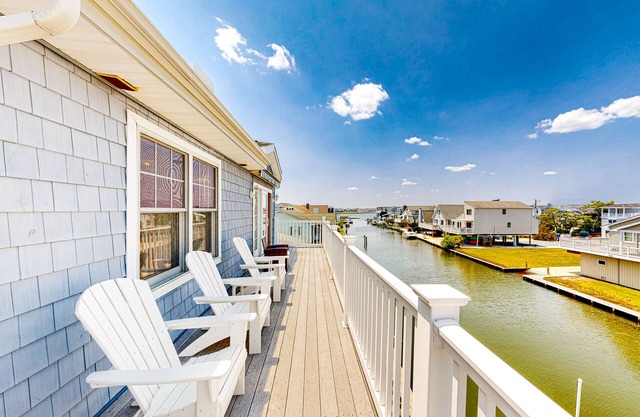 Town of Fenwick island home on the water with dock & central A/C - dogs OK
