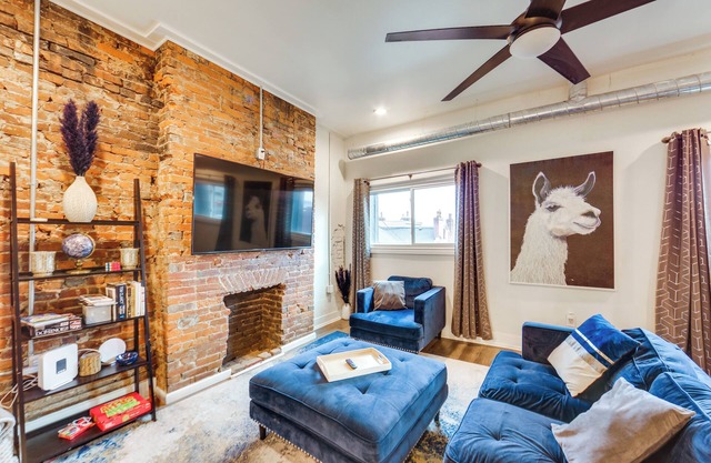 Townhome ~ 1 Mi to Downtown Pittsburgh & Stage AE