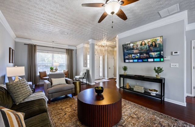 Townhome Near Outlets — 10% Week/15% Month