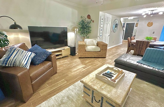 Townhome w Balcony, Workspace, Game room -Perfect for Work and Student Travelers